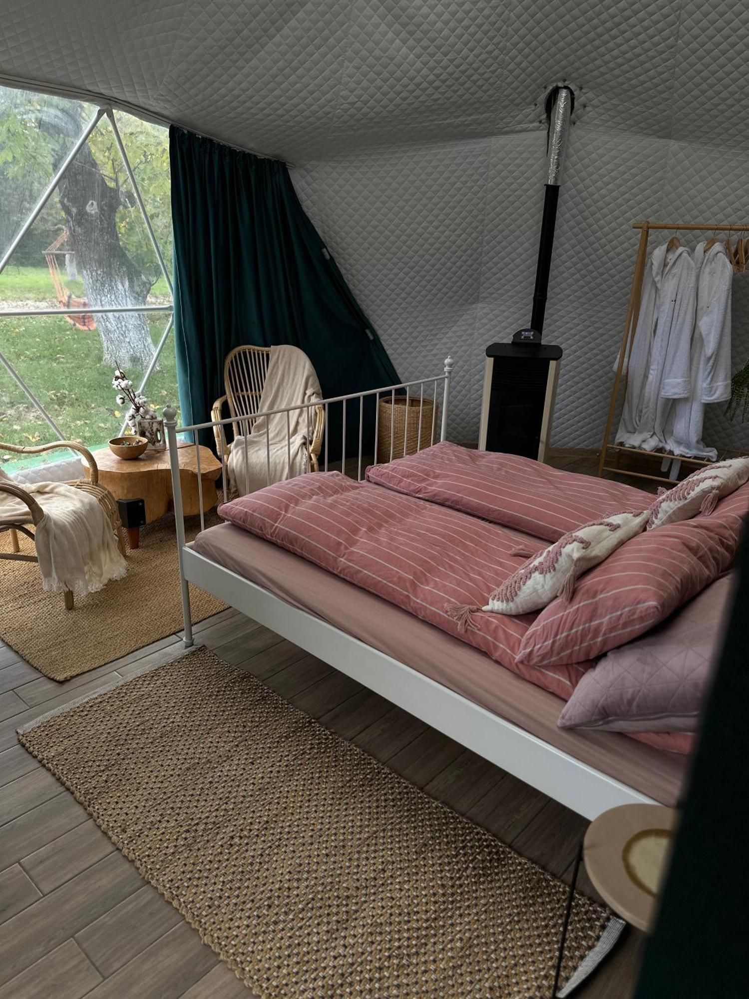 The Frog Glamping Hotel Horezu Luaran gambar